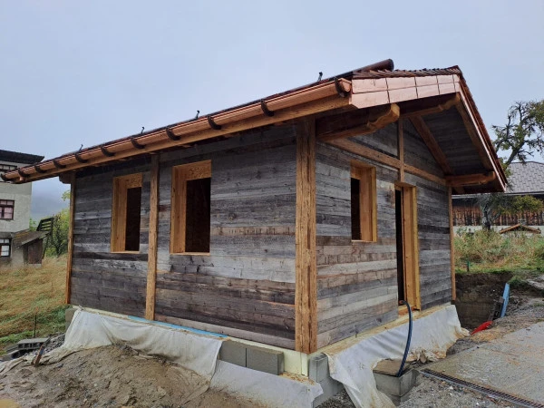 Construction d'un mazot en vieux bois 