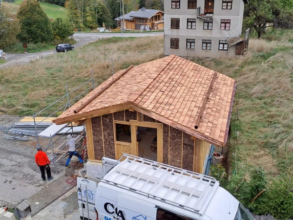 Construction d'un mazot en vieux bois 