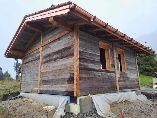 Construction d'un mazot en vieux bois